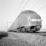 859306 Afbeelding van een diesel-electrisch treinstel DE 3 (plan U) van de N.S. ter hoogte van Velperbroek aansluiting ...